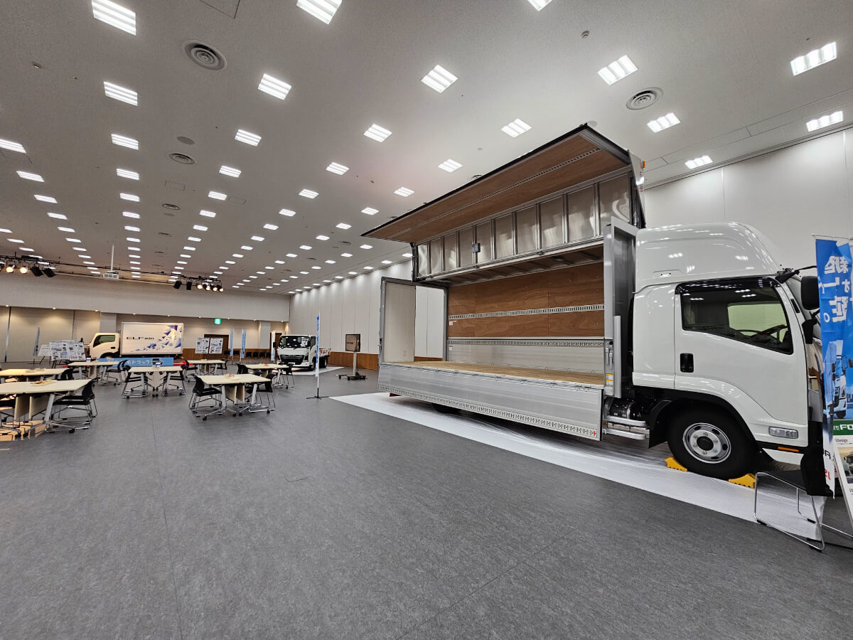 4t車のウイングをあげて会場内で展示【401】の写真