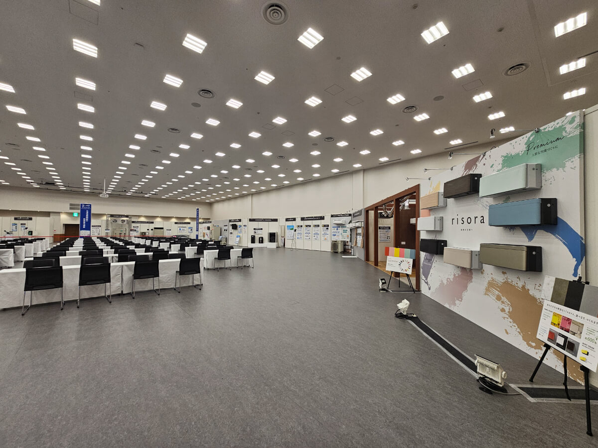 展示品の近くに商談スペース（106席）【402】の写真