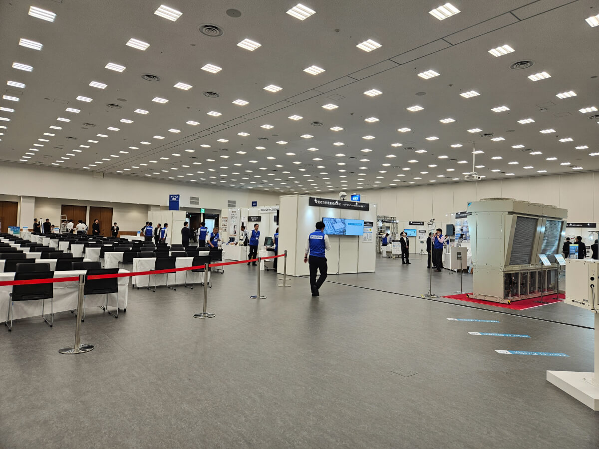 展示品の近くに商談スペース（106席）【402】の写真