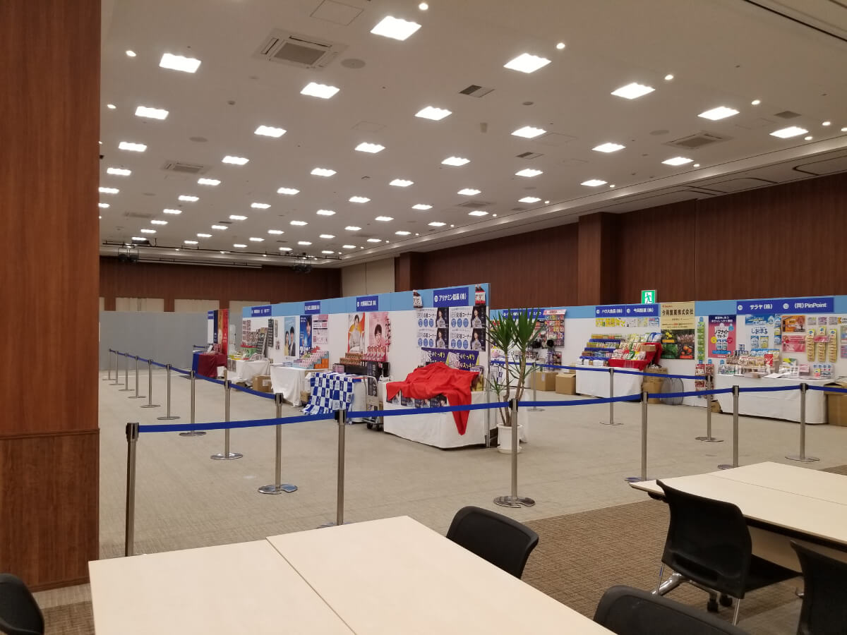 展示ブースと休憩コーナー【3Fホール】の写真