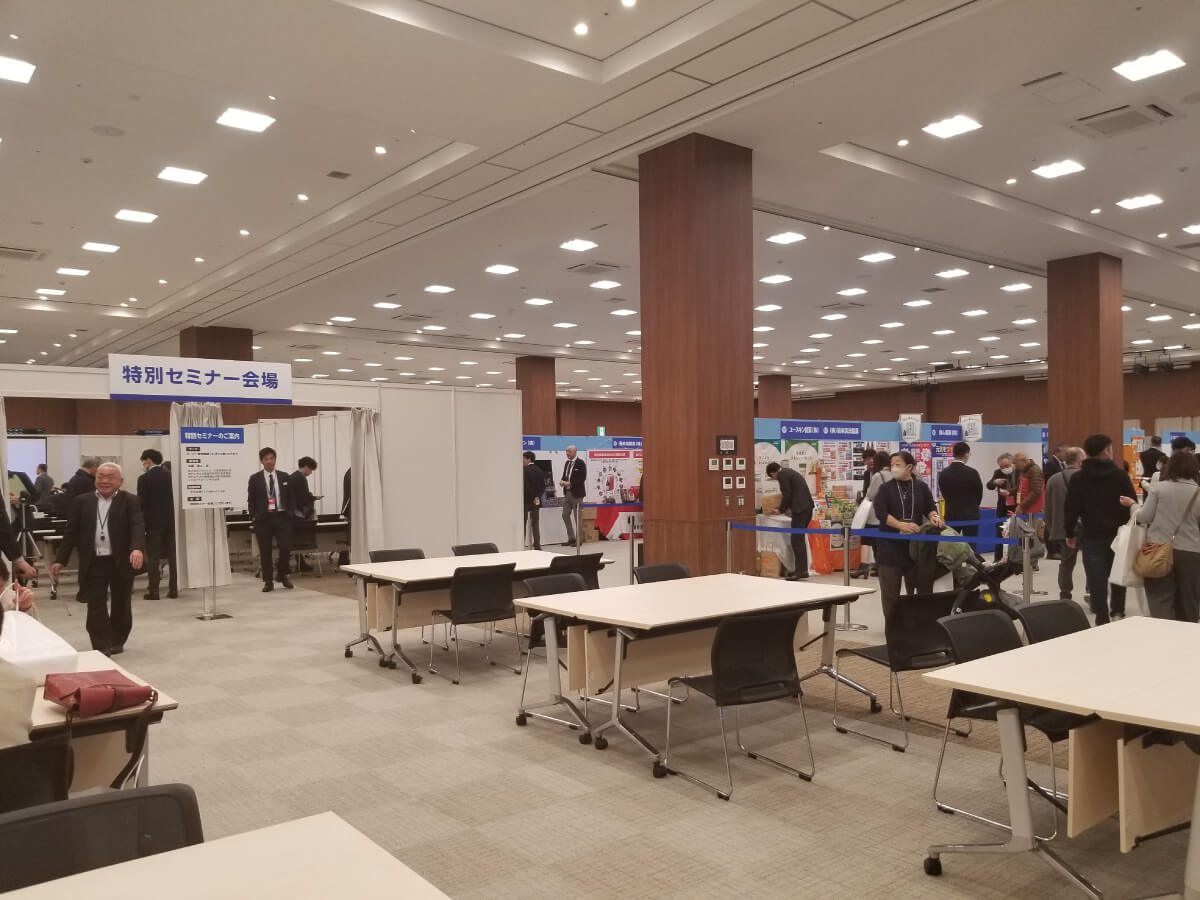 展示ブース、休憩コーナーとセミナー会場【3Fホール】の写真