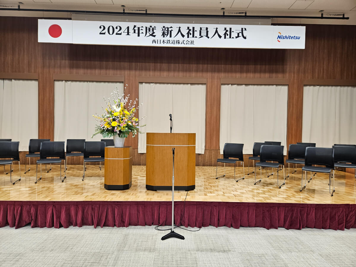 ステージ（ポータブルステージ12台利用）檀上イス16席【304】の写真